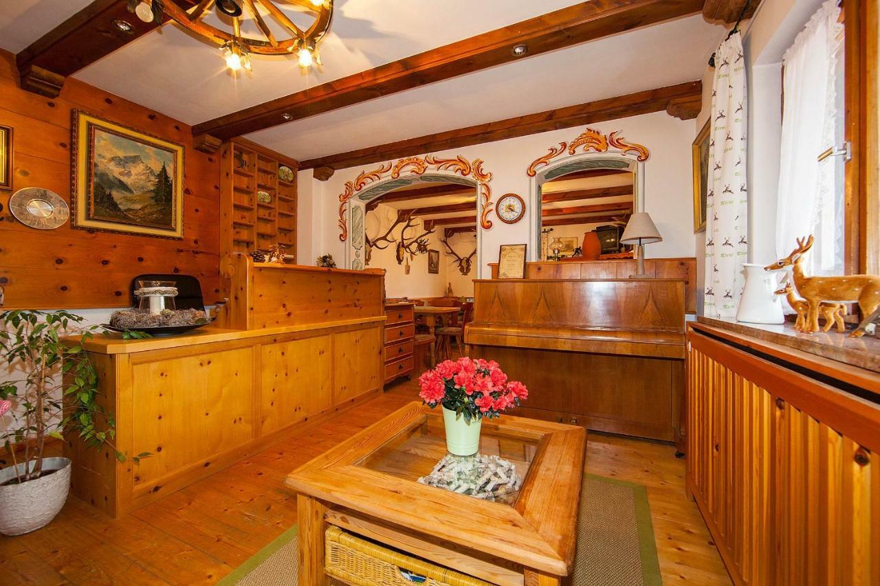 Fruehstueckspension Gaestehaus Zum Weissen Roessl Wallgau Exterior foto